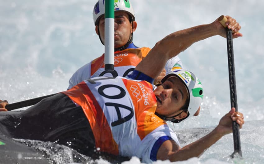 Charles Correa e Anderson Oliveira em ação na semifinal do C2 da canoagem slalom