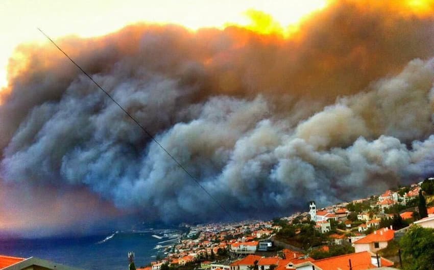 Ilha da Madeira está tomada por fumaça decorrente de grande incêndio criminoso na área de vegetação