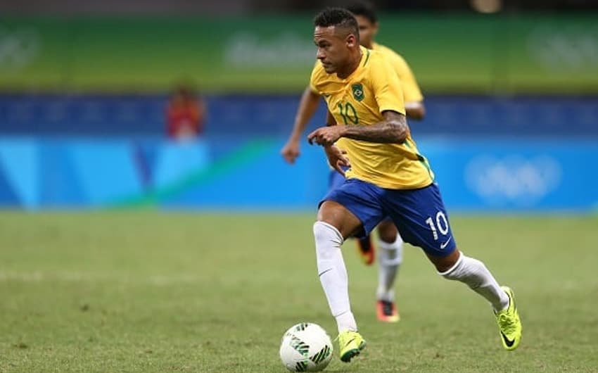 Neymar em ação contra a Dinamarca