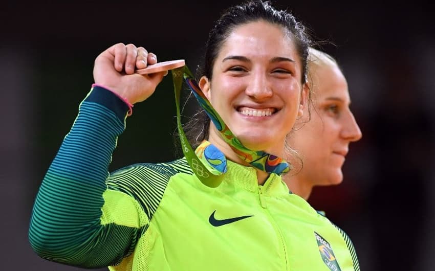 Mayra Aguiar sorri com a medalha de bronze recebida na categoria até 78 kg
