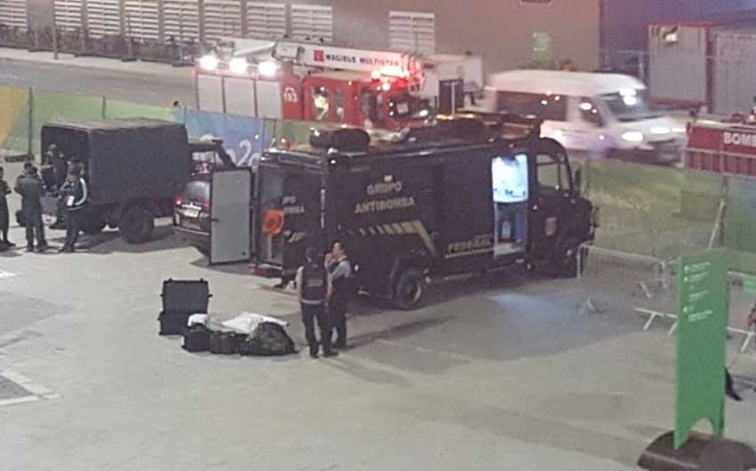 Carro do esquadrão antibomba ao lado da Arena Carioca 1, no Parque Olímpico, após ameaça de bomba