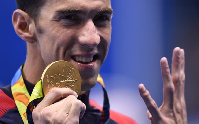 Phelps contando suas medalhas de ouro depois de ganhar mais uma na final dos 200m Medley