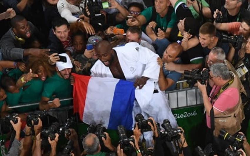 Teddy Riner "se joga" na torcida francesa para celebrar seu segundo ouro olímpico