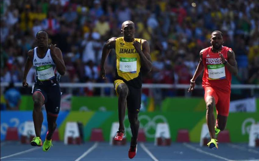 O jamaicano Usain Bolt parece voar na pista de atletismo do Engenhão