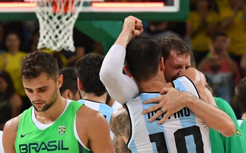 Argentinos celebram a vitória sobre o Brasil; à frente, Raulzinho lamenta a derrota
