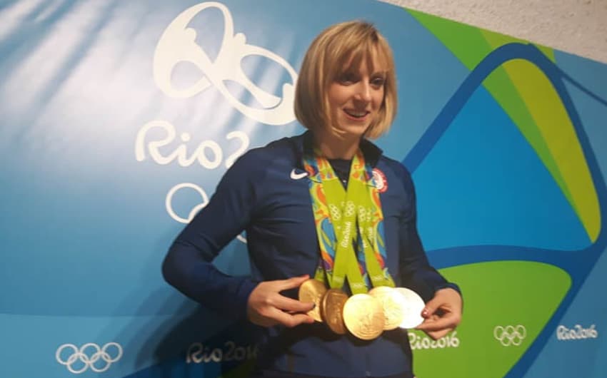 Ledecky posa com medalhas que conquistou no Rio. Fominha de Olimpíada, já avisou: podem esperá-la no Japão
