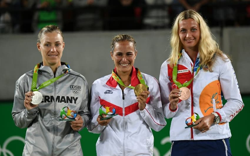 Monica Puig no topo do pódio, ao lado de Angelique Kerber, prata, e Petra Kvitova, bronze