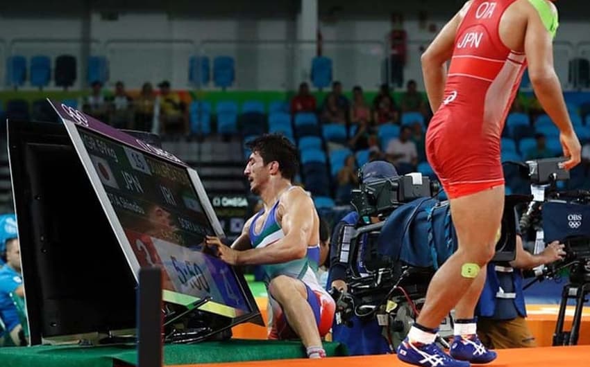 Iraniano derruba monitor ao ser empurrado por japonês durante confronto da luta olímpica