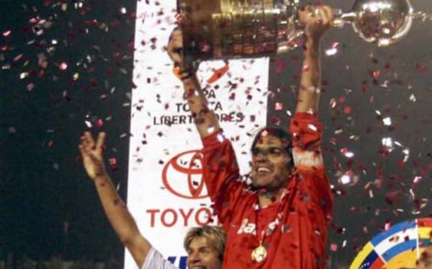 Internacional - Fernandão erguendo troféu Libertadores 2006