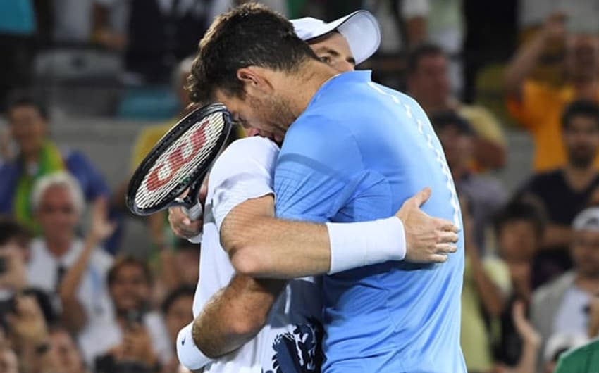 Argentino Del Potro parabeniza o britânico Andy Murray pelo bicampeonato olímpico