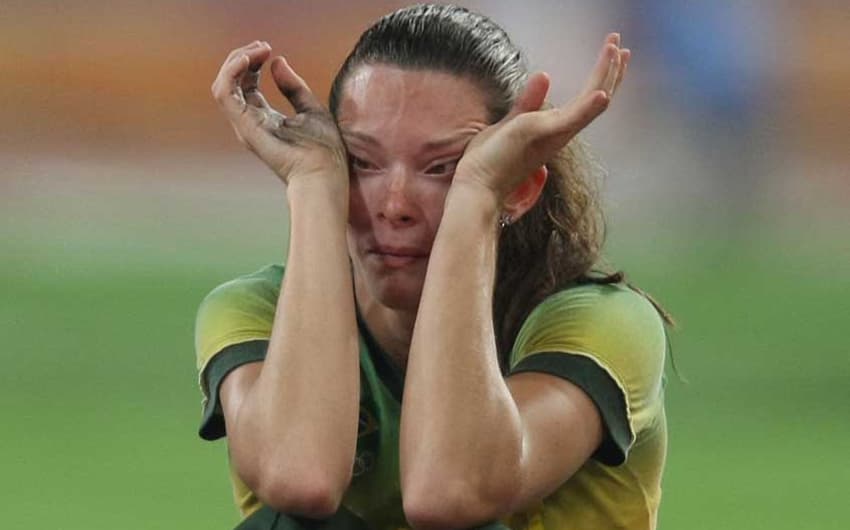 Fabiana Murer chora após a organização ter perdido uma de suas varas em Pequim-2008