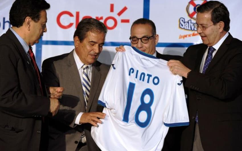 Jorge Luis sendo apresentado como técnico de Honduras&nbsp;