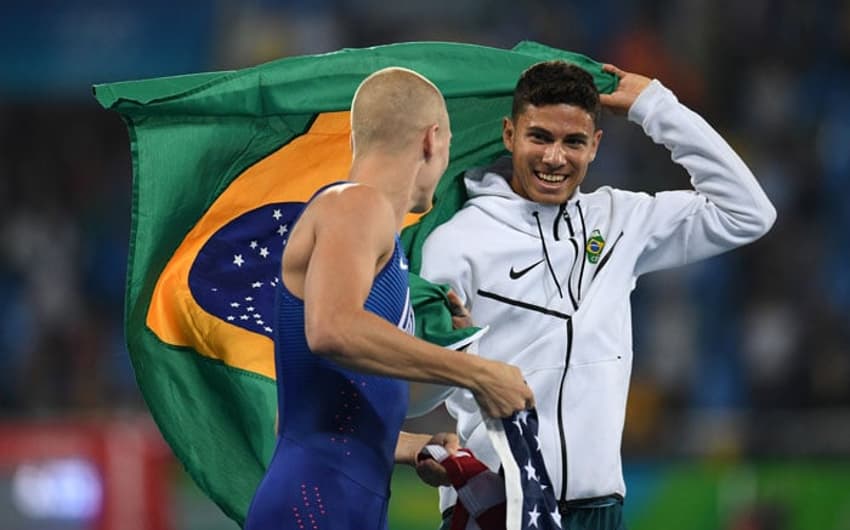 Brasileiro recebe o cumprimento do norte-americano Sam Kendricks, que ficou com o bronze