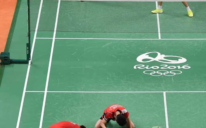 Dupla da Indonésia vibra após triunfo no Badminton