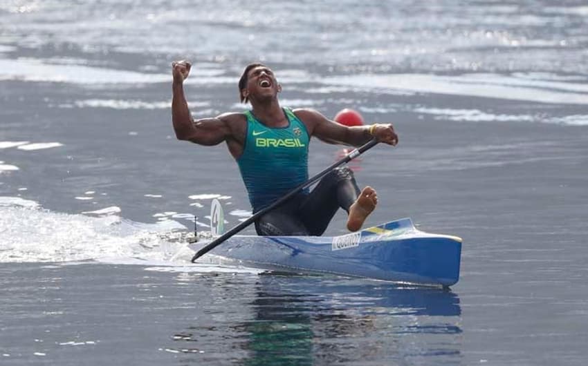 No detalhe, o baiano Isaquias Queiroz exibe toda sua contentamento ao ser medalhista olímpico