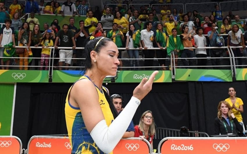 Jaqueline chora após eliminação do Brasil no vôlei, com derrota para &nbsp;China