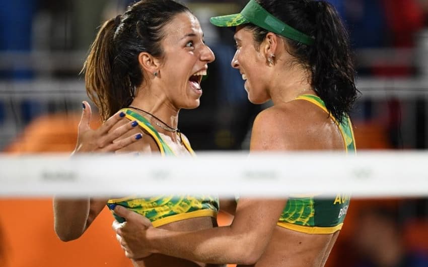 Ágatha e Bárbara comemoram vitória no vôlei de praia