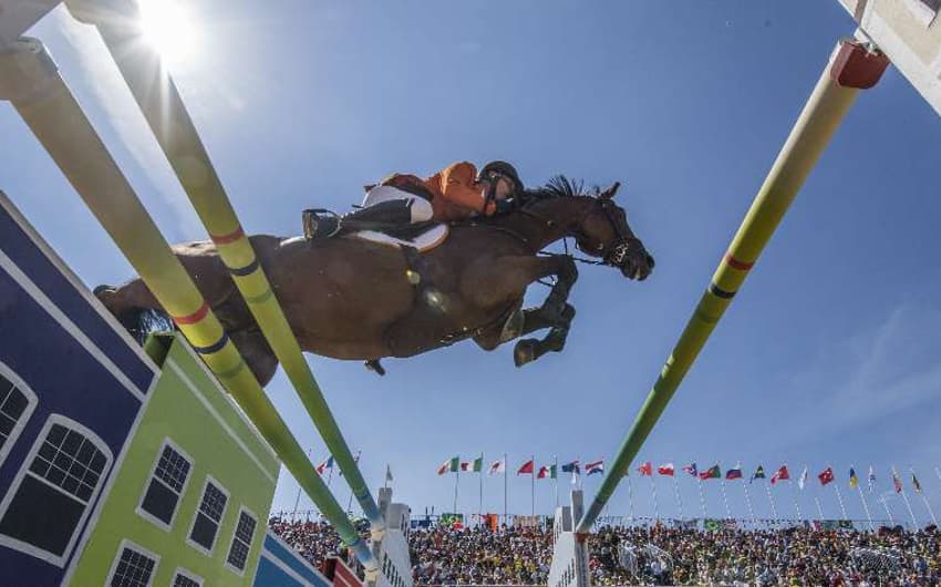 O holandês Maikel van der Vleuten dá um lindo pulo durante o hipismo na Rio-2016