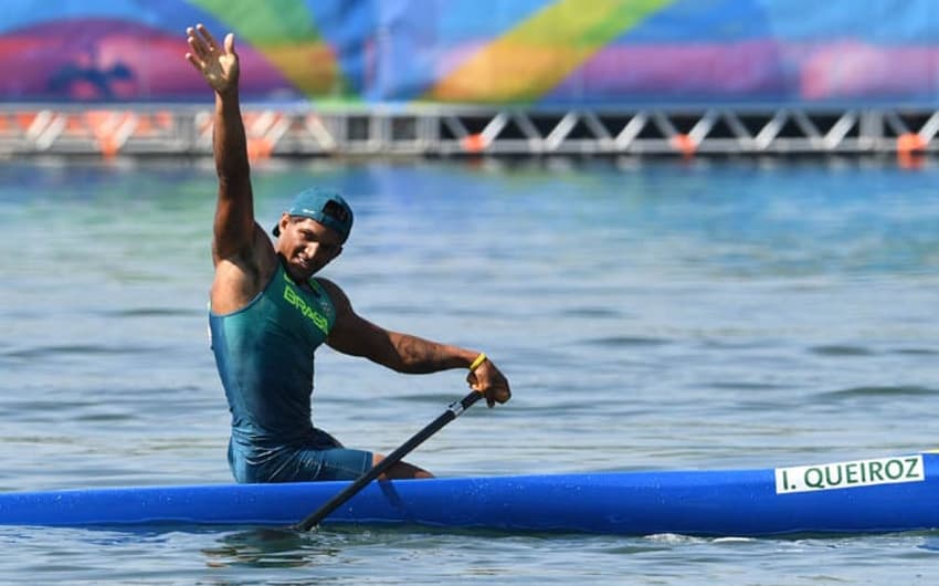 De boné virado para trás, o baiano Isaquias Queiroz bate recorde olímpico&nbsp;