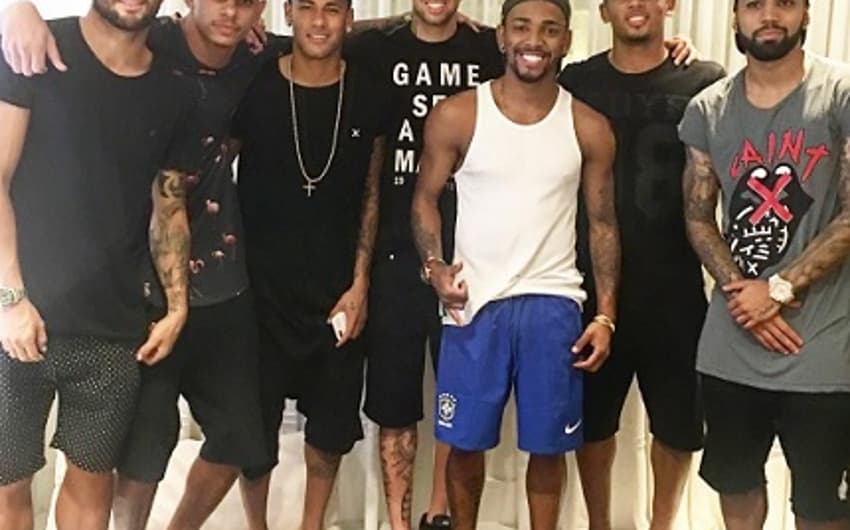 Neymar, Gabriel Jesus, Gabigol, Luan e Felipe Anderson festejam com amigos funkeiros, Nego do Borel e Mc Maneirinho
