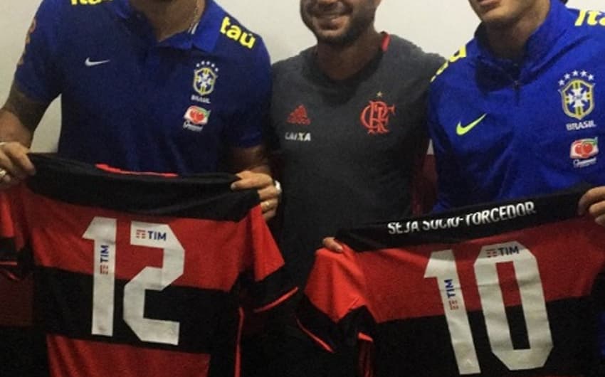 Neymar e Renato Augusto posam com camisa do Flamengo