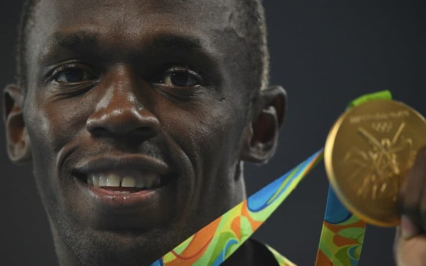 Usain Bolt com o ouro que levou nos 200 m