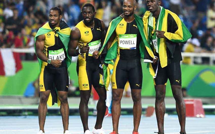Yohan Blake, Nickel Ashmeade, Asafa Powell e Usain Bolt comemoram o ouro no 4x100 m