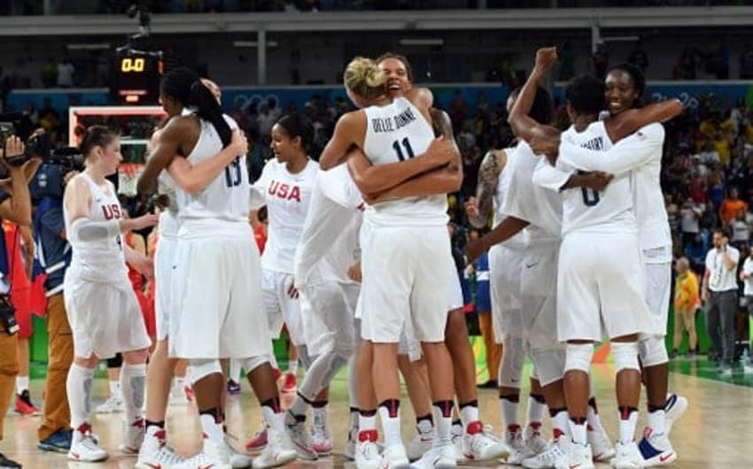 Americanas celebram o ouro no basquete feminino, com vitória sobre a Espanha