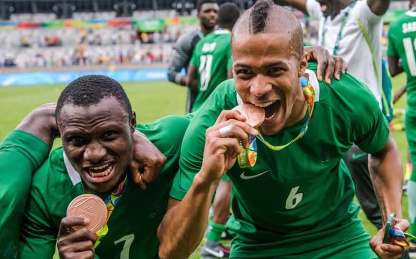 Nigerianos celebram a medalha de bronze conquistada no futebol masculino