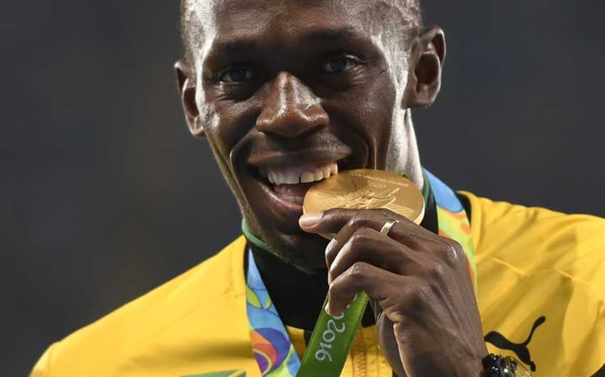 Usain Bolt recebe a medalha de ouro do 4 x 100 m, sua última em Jogos Olímpicos