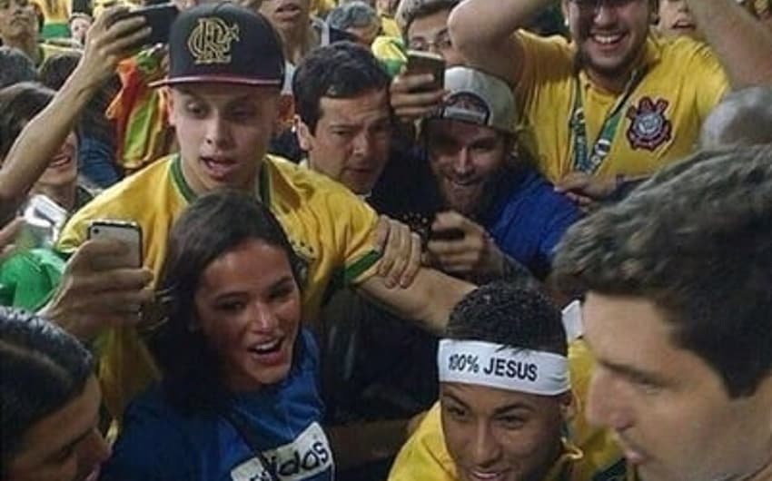 No Maracanã, Neymar abraça Bruna Marquezine após conquista do ouro