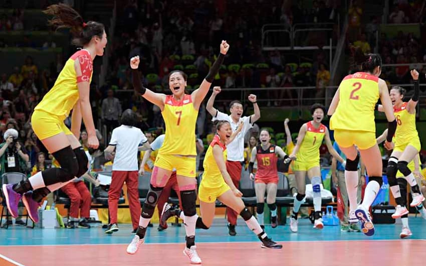 Jogadoras da China pulam para comemorar o ponto final que deu o ouro às asiáticas