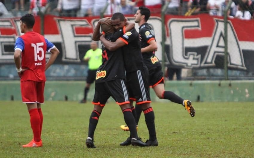 Isac e Serginho comemorando um dos gols da vitória por 4 a 0