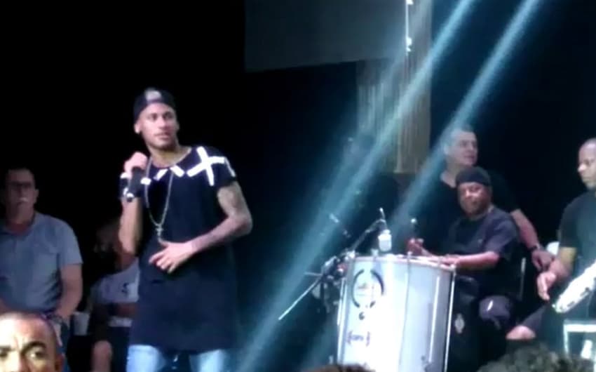 Neymar já mostrou que gosta de cantar e tocar instrumentos. Ele já publicou vídeos na internet tocando piano.&nbsp;