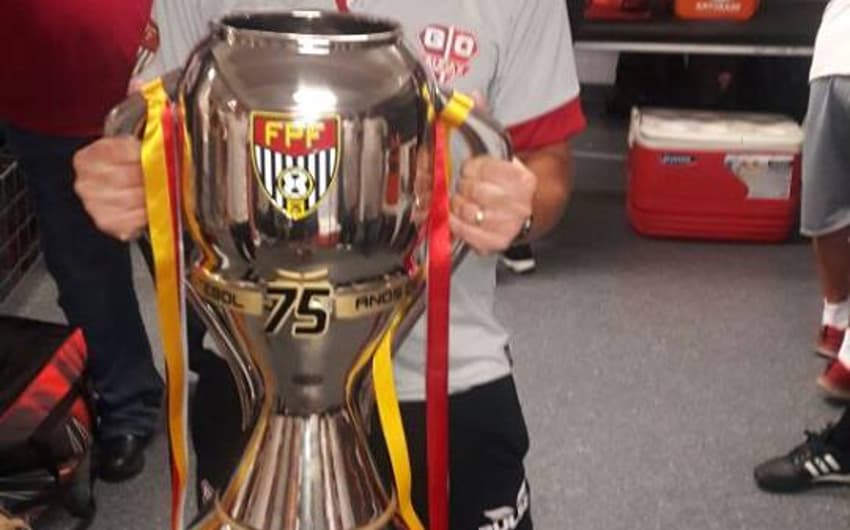 Eduardo Barros com o troféu de vice-campeão do Campeonato Paulista de 2016 (Foto: Reprodução / Facebook)
