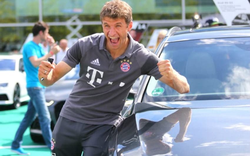 Jogadores do Bayern posam com seus Audi