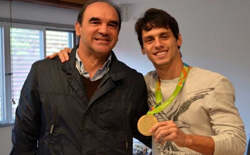 Rodrigo Caio exibe o ouro olímpico ao lado de Ricardo Gomes&nbsp;