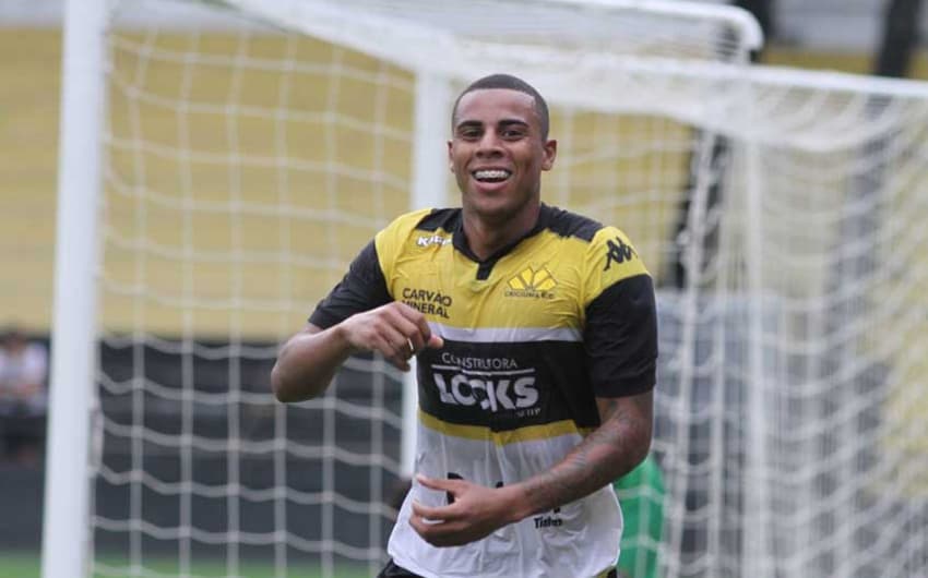 Gustavo tem 11 gols na Série B de 2016
