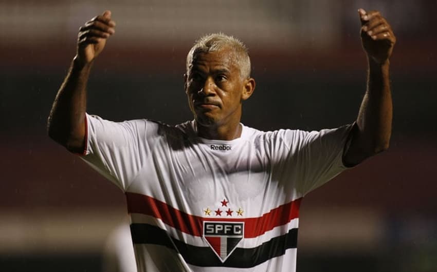 Revelado no Campinense, passou por clubes paulistas e pelo Santos antes de ser campeão estadual em 1998 e 2000 pelo São Paulo