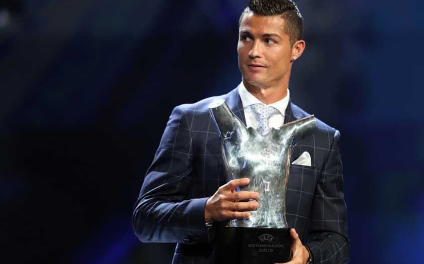Cristiano Ronaldo recebendo o troféu de craque da Uefa