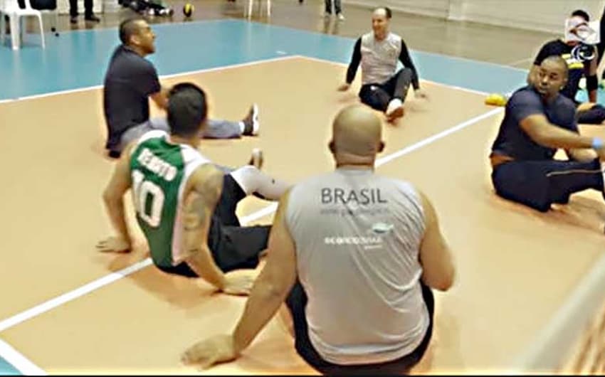 Serginho jogando com a seleção de vôlei Brasileira Paralímpico
