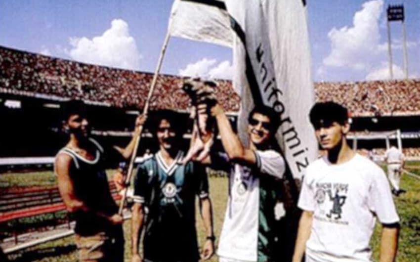 Torcida do Palmeiras com porco no estádio nos anos 80
