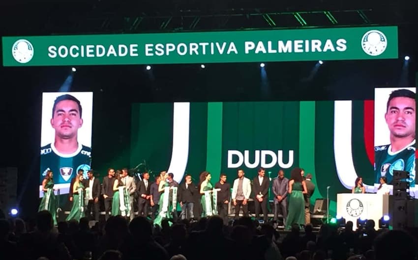 Clube homenageou os campeões da Copa do Brasil de 2015 no palco. Presença de jogadores atuais foi maior do que o comum na festa