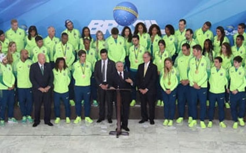 O presidente em exercício Michel Temer, com os atletas dos Jogos Olímpicos Rio 2016