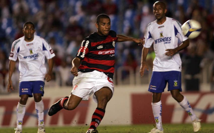 29/8/2009 -O Flamengo faz 3 a 0 no Santo André e vai a décimo, com 30 pontos (a 11 do Verdão)&nbsp;(Foto: Ricardo Cassiano/Lancepress!)<br>