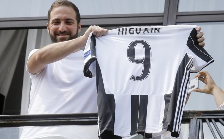 Higuain foi contratado pela Juventus por 90 milhões de euros (em torno de R$ 324 milhões) e lidera lista
