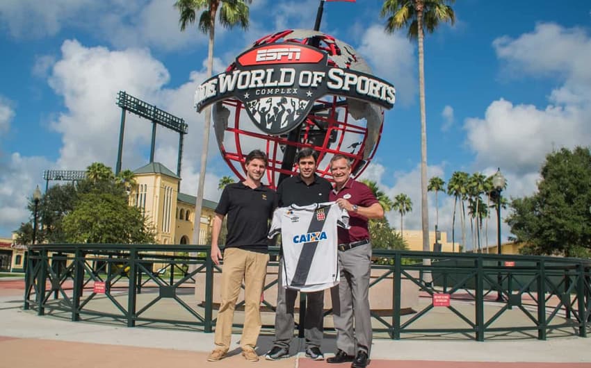 Eurico Ângelo, assessor especial da presidência do Vasco, posa ao lado de Ricardo Villar, CEO da Florida Cup (e), e Patrick Dicks, diretor da Disney Sports (d) (Foto: Divulgação)
