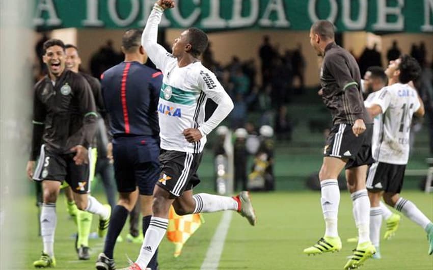 Atacante Iago fez o gol que garantiu a classificação do Coxa (Foto: Site oficial/ Coritiba)