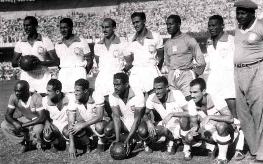 1954 - Baltazar, o terceiro agachado da direita para a esquerda, fez cinco gols em quatro jogos nas Eliminatórias