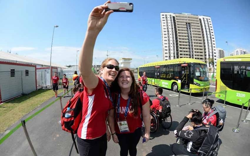 Canadenses comemoram a chegada à Vila Paralímpica para os Jogos Rio 2016